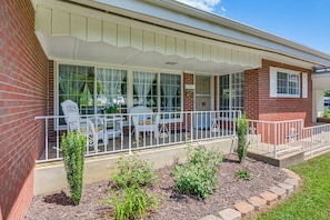 Terrace/patio - Mid-Century 1950s Home W/ Carport Near Route 66 (Monett)
