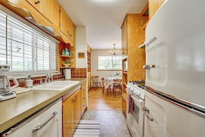 Fridge, microwave, stovetop, dishwasher - Mid-Century 1950s Home W/ Carport Near Route 66 (Monett)