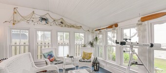 Galveston Bay Retreat: Historic La Porte Home!