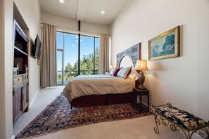 4 habitaciones, escritorio y tabla de planchar con plancha