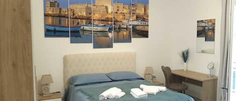 2 bedrooms, in-room safe, desk, iron/ironing board