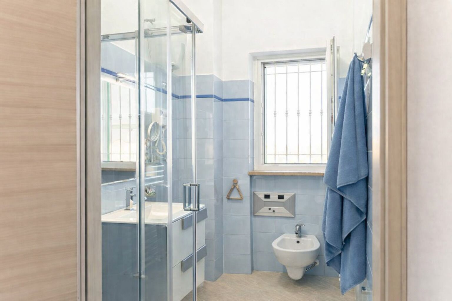 Douche, sèche-cheveux, bidet, serviettes fournies