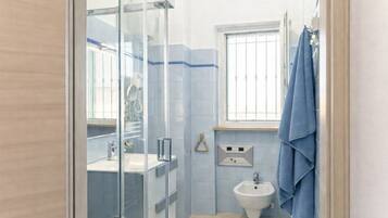 Douche, sĂšche-cheveux, bidet, serviettes fournies