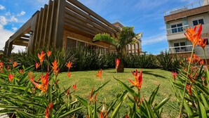 A modern building with a sloped roof and a balcony. - Cobertura SunClub-300 mtrs da Praia  (Florianopolis)