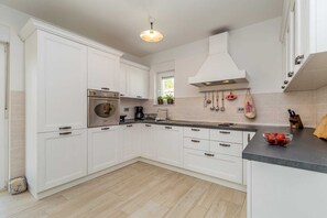 Fridge, oven, stovetop, dishwasher - Charming holiday house Villa Vita with private swimming pool (Pinezići (Krk))