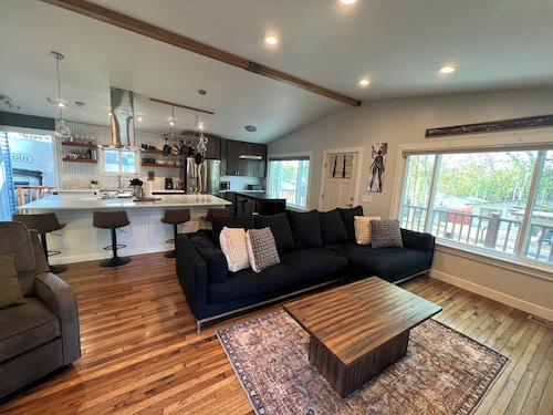 The Octopus Den! Cozy 3bd 2bth sleeps 8!