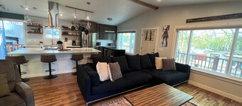 The Octopus Den! Cozy 3bd 2bth sleeps 8!