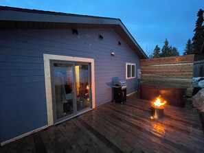 Terrace/patio - The Octopus Den! Cozy 3bd 2bth sleeps 8! (Anchorage)