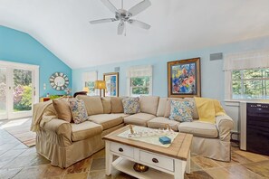 TV, books - Charming Cottage and Studio, a Firepit, and Beaches Nearby (Ogunquit)