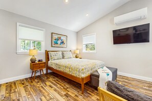 2 bedrooms, iron/ironing board, Internet, bed sheets - Charming Cottage and Studio, a Firepit, and Beaches Nearby (Ogunquit)