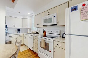 Frigorifero, microonde, forno, piano cottura