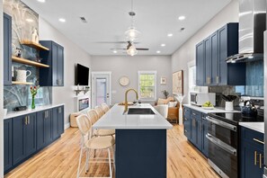 Fridge, microwave, oven, stovetop - Brooklyn Arts - Bring your doggie -  sleeps 6 (Wilmington)