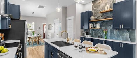 Kjøleskap, mikrobølgeovn, ovn og kokeplater