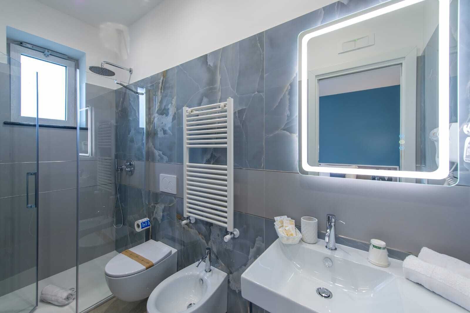 Bruser, hårtørrer, bidet, håndklæder