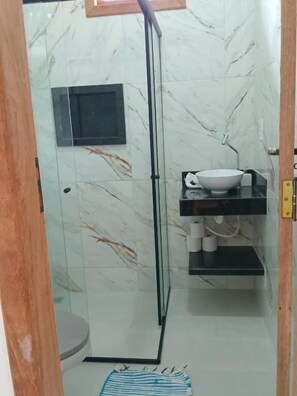 샤워 시설, 타월, 비누, 화장지