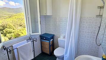 Douche, sĂšche-cheveux, serviettes fournies, savon