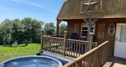 Buffalo River Cowboy Cabin Getaway and HOT TUB!