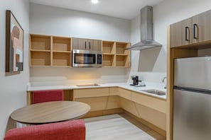 Standard Room, 2 Katil Ratu (Queen), Accessible, Kitchenette | Meja, ruang kerja komputer riba, katil bayi/kot (percuma) 