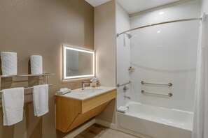 Chambre Standard, 1 très grand lit, accessible aux personnes à mobilité réduite, coin cuisine | Salle de bain