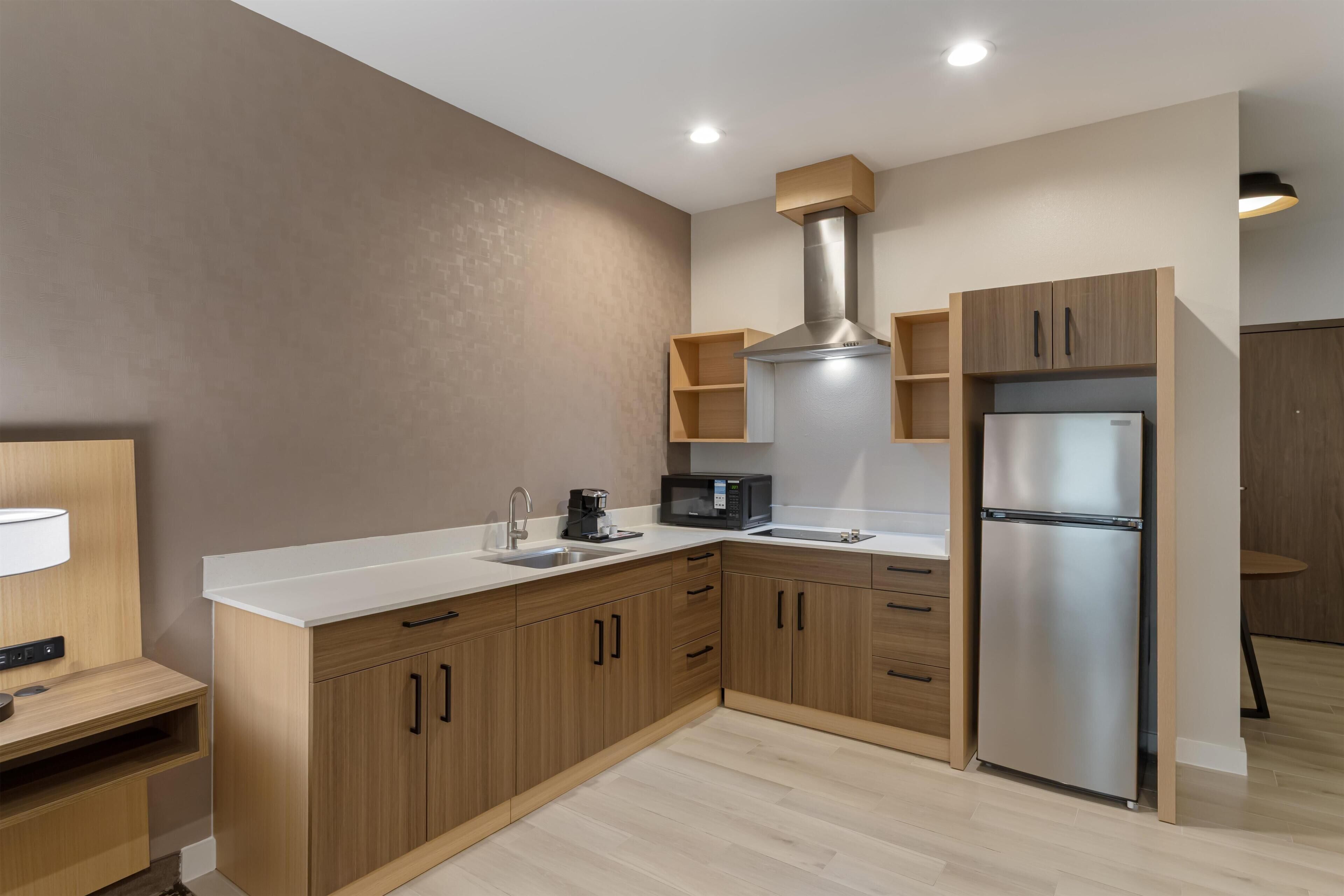 Standard Room, 1 King Bed, Non Smoking, Kitchenette | Desk, laptop workspace, free cribs/infant beds, free WiFi