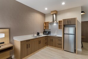 Standard szoba, 1 king (extra méretű) franciaágy, nemdohányzó, konyharész | Íróasztal és laptophoz jól használható munkafelület