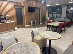 包含每日自助早餐