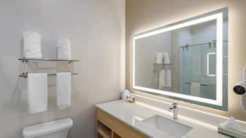 Standard Room, 1 King Bed, Non Smoking | Bathroom | Hair dryer, towels, soap, shampoo