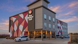 Un hotel Best Western Plus dal design moderno, con un ampio motivo geometrico sulla facciata.