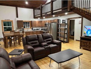 Smart TV, video games - Buffalo River Rocky Ridge Cabin- Pool and HOT TUB (Compton)