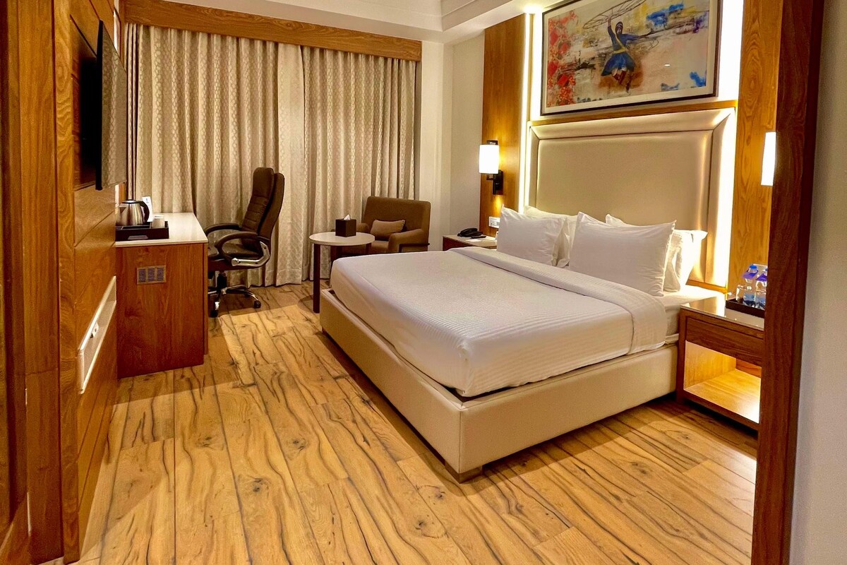 1 King Bed Non-Smoking Deluxe Room TV Mini Bar In-Room Safe Coffee And Tea Maker Full Breakfast