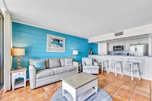 Apartment, Mehrere Betten (Edgewater Tower 1-608) | Wohnbereich