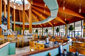 Appart'hôtel, plusieurs lits (Edgewater Tower 1-608) | Bar (sur place)