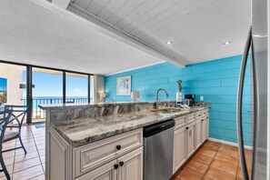 Appart'hôtel, plusieurs lits (Edgewater Tower 1-608) | Cuisine privée