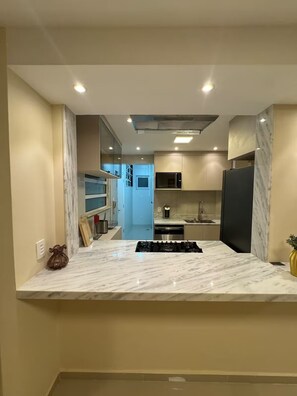 Microondas, horno, placa de cocina y lavavajillas