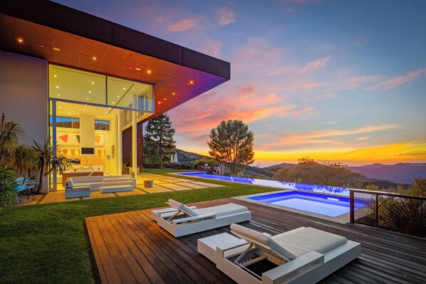 Terrace/patio - Malibu Art Haven | Pool, Hot Tub & Guest House (Malibu)