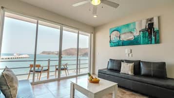Suite, 1 King Bed, Ocean View | Living area