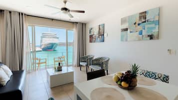 Suite, 2 Doppelbetten, Meerblick | Wohnbereich | 32-Zoll-Smart-TV mit Digitalempfang