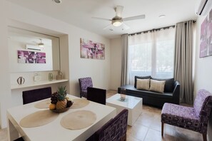 Suite, 2 Double Beds, City View | Área de sala de estar | Smart TV de 32 pulgadas con canales digitales 