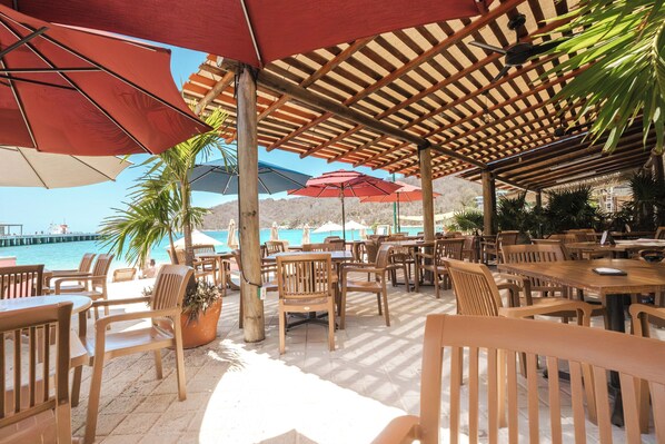 2 restaurants; breakfast, lunch and dinner served  - La Playa Suites Hotel Ocean Front (Santa Maria Huatulco)