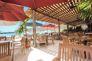 2 restaurants; ze serveren er ontbijt, lunch en diner