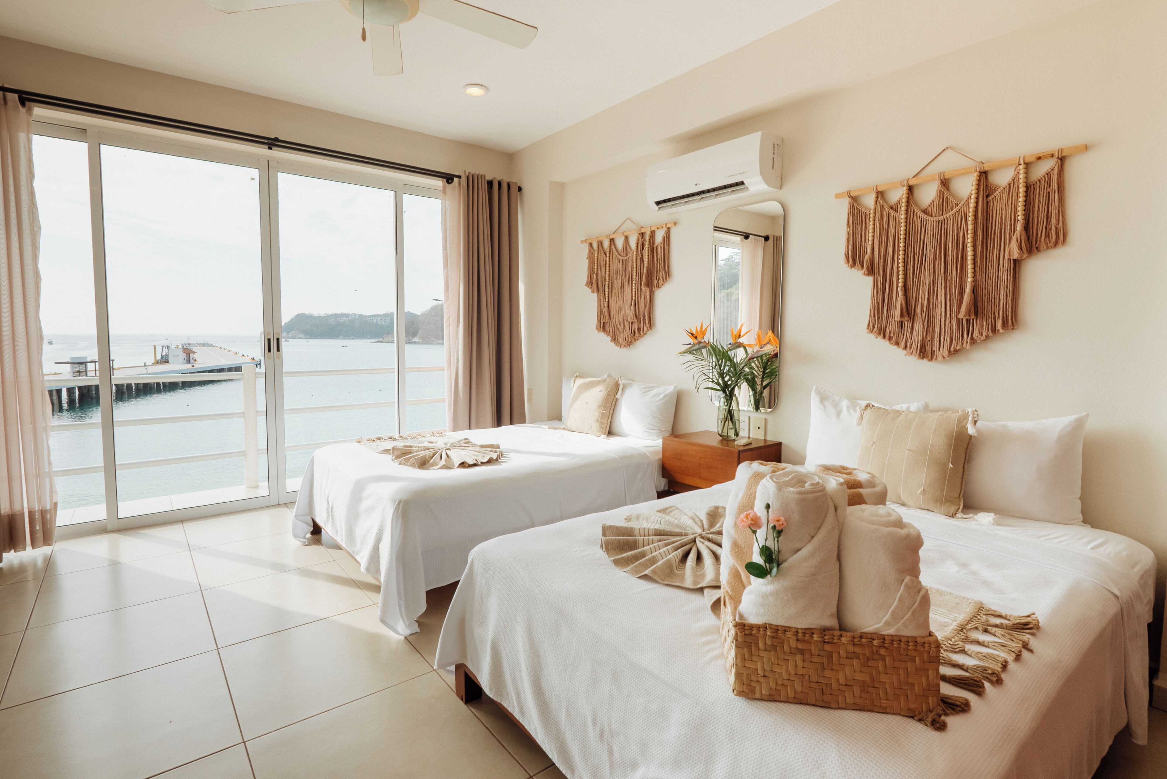 Ullakkohuoneisto, 2 parisänkyä, valtamerinäköala | 1 makuuhuone, tallelokero huoneessa, yksilöllisesti kalustettu