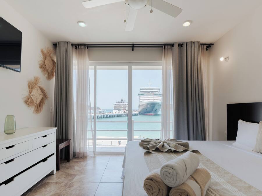 Suite, 1 cama de matrimonio grande, vistas al mar | 1 dormitorio, caja fuerte, mobiliario individual