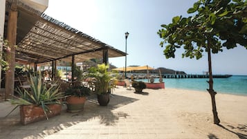 2 restaurantes; se sirven desayunos, comidas y cenas