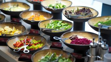 Desayuno buffet diario (TRY 600 por persona)