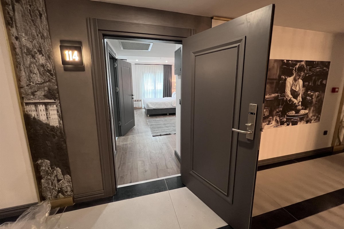 Suite, 1 King Bed, Accessible, Kitchen (Walk-in Shower)