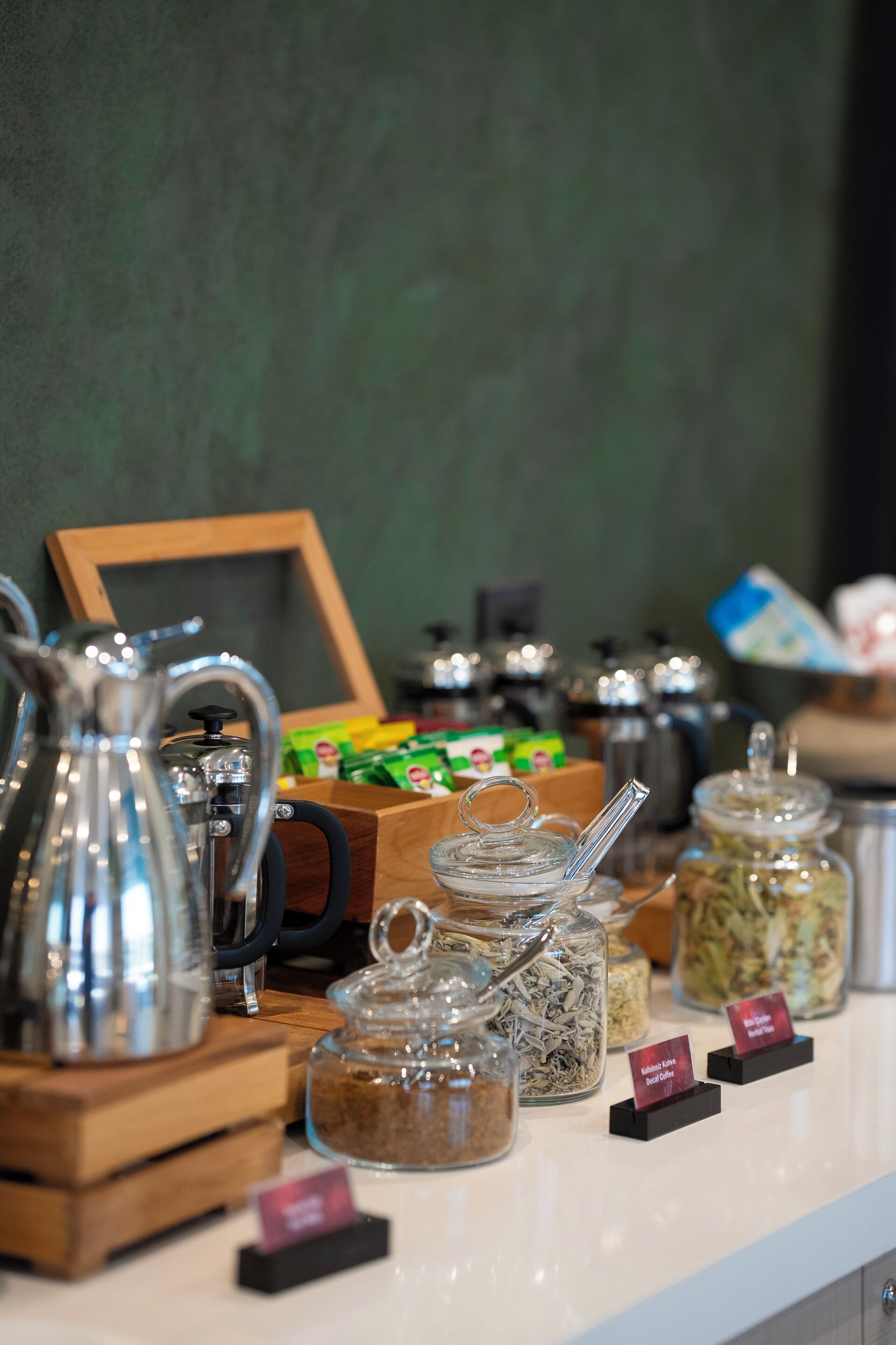 Un espace dédié au café, équipé de divers appareils de préparation et contenant différents récipients remplis de grains de café.