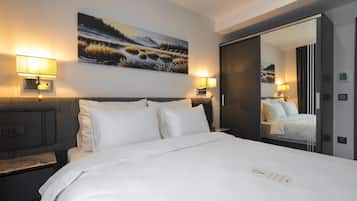 Hypo-allergenic bedding, in-room safe, laptop workspace, blackout drapes