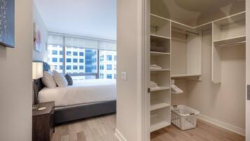 1 habitación, escritorio y espacio para trabajar con laptop