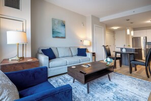 Leilighet – deluxe, kjøkken | Oppholdsområde | TV