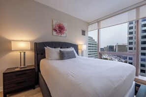 Leilighet – deluxe, kjøkken | 1 soverom, skrivebord, skrivebord for bærbar PC og strykejern/-brett